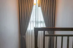 โถงบันไดตกแต่งด้วยผ้าม่าน 01 @ บุราสิริ ท่าข้าม – พระราม 2