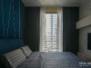 ห้องนอนใหญ่ตกแต่งด้วยผ้าม่าน สีน้ำเงิน 07 @ Supalai Oriental สุขุมวิท 39
