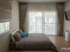 ห้องนอนตกแต่งด้วยผ้าม่านจีบ สีทอง 02 @ Golden Neo สุขุมวิท-ลาซาล
