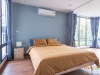 ห้องนอนใหญ่ตกแต่งด้วยผ้าม่าน สีน้ำเงิน 01 @ บ้านสร้างเอง ย่านรัชดาภิเษก