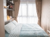 ห้องนอนตกแต่งด้วยผ้าม่านและวอลเปเปอร์ 03 @ Ideo O2
