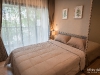 ห้องนอนตกแต่งด้วยผ้าม่านและวอลเปเปอร์ 04 @ Kawa Haus สุขุมวิท 77