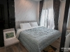ห้องนอนใหญ่ตกแต่งด้วยวอลเปเปอร์และผ้าม่าน 01 @ Niche Mono Mega Space บางนา