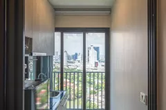 ห้องครัวแบบปิดตกแต่งด้วยผ้าม่าน 01 @ Niche Mono Mega Space บางนา