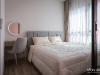 ห้องนอนตกแต่งด้วยผ้าม่านลอน สีครีม และวอลเปเปอร์ สีชมพู 11 @ Niche Mono สุขุมวิท-แบริ่ง