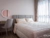 ห้องนอนตกแต่งด้วยผ้าม่านลอน สีครีม และวอลเปเปอร์ สีชมพู 12 @ Niche Mono สุขุมวิท-แบริ่ง