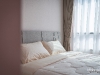 ห้องนอนตกแต่งด้วยผ้าม่านลอน สีครีม และวอลเปเปอร์ สีชมพู 04 @ Niche Mono สุขุมวิท-แบริ่ง