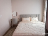 ห้องนอนตกแต่งด้วยผ้าม่านลอน สีครีม และวอลเปเปอร์ สีชมพู 13 @ Niche Mono สุขุมวิท-แบริ่ง