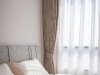 ห้องนอนตกแต่งด้วยผ้าม่านลอน สีครีม และวอลเปเปอร์ สีชมพู14 @ Niche Mono สุขุมวิท-แบริ่ง