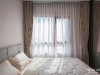 ห้องนอนตกแต่งด้วยผ้าม่านลอน สีครีม และวอลเปเปอร์ สีชมพู 06 @ Niche Mono สุขุมวิท-แบริ่ง