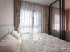 ห้องนอนตกแต่งด้วยผ้าม่านลอน สีครีม และวอลเปเปอร์ สีชมพู 07 @ Niche Mono สุขุมวิท-แบริ่ง