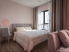 ห้องนอนตกแต่งด้วยผ้าม่านลอน สีครีม และวอลเปเปอร์ สีชมพู01 @ Niche Mono สุขุมวิท-แบริ่ง