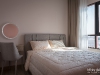 ห้องนอนตกแต่งด้วยผ้าม่านลอน สีครีม และวอลเปเปอร์ สีชมพู 09 @ Niche Mono สุขุมวิท-แบริ่ง