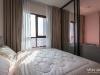 ห้องนอนตกแต่งด้วยผ้าม่านลอน สีครีม และวอลเปเปอร์ สีชมพู 08 @ Niche Mono สุขุมวิท-แบริ่ง