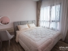 ห้องนอนตกแต่งด้วยผ้าม่านลอน สีครีม และวอลเปเปอร์ สีชมพู 02 @ Niche Mono สุขุมวิท-แบริ่ง
