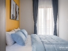 ห้องนอนใหญ่ตกแต่งด้วยผ้าม่าน สีน้ำเงิน 01 @ Notting Hill สุขุมวิท 105