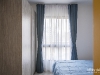 ห้องนอนเล็กตกแต่งด้วยผ้าม่านลอน สีน้ำเงิน 02 @ Notting Hill สุขุมวิท 105