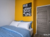 ห้องนอนเล็กตกแต่งด้วยผ้าม่านลอน สีน้ำเงิน 04 @ Notting Hill สุขุมวิท 105