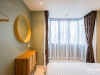 ห้องนอนสีเขียวติดผ้าม่าน 2 ชั้นแบบสั่งตัด 01 @ Omni Tower สุขุมวิท นานา
