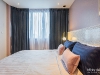 ห้องนอนสีชมพูตกแต่งด้วยผ้าม่าน สีน้ำเงิน 01 @ Omni Tower สุขุมวิท นานา