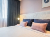 ห้องนอนสีชมพูตกแต่งด้วยผ้าม่าน สีน้ำเงิน 02 @ Omni Tower สุขุมวิท นานา
