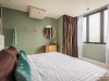 ห้องนอนสีเขียวติดผ้าม่าน 2 ชั้นแบบสั่งตัด 02 @ Omni Tower สุขุมวิท นานา
