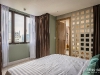ห้องนอนสีเขียวตกแต่งด้วยผ้าม่านสีน้ำตาล 02 @ Omni Tower สุขุมวิท นานา