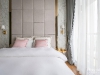 ห้องนอนเล็กตกแต่งด้วยผ้าม่านลอน สีเทา 08 @ Park Origin พร้อมพงษ์