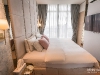 ห้องนอนเล็กตกแต่งด้วยผ้าม่านลอน สีเทา 01 @ Park Origin พร้อมพงษ์