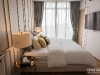 ห้องนอนใหญ่ตกแต่งด้วยผ้าม่านลอน สีเทา 01 @ Park Origin พร้อมพงษ์
