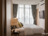 ห้องนอนใหญ่ตกแต่งด้วยผ้าม่านลอน สีเทา 02 @ Park Origin พร้อมพงษ์