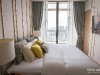 ห้องนอนใหญ่ตกแต่งด้วยผ้าม่านลอน สีเทา 03 @ Park Origin พร้อมพงษ์