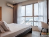 ห้องนอนใหญ่ตกแต่งด้วยผ้าม่านสีเทา 06 @ Pathumwan Resort