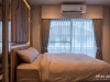 ห้องนอนใหญ่ตกแต่งด้วยผ้าม่าน สีเทา 02 @ PAVE รามอินทรา-วงแหวน
