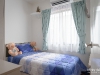 ห้องนอนเล็กตกแต่งด้วยผ้าม่าน สีฟ้า 01 @ Pleno สุขุมวิท-บางนา