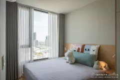 ห้องนอนตกแต่งด้วยผ้าม่าน 2 ชั้น 10 @ Skyrise Avenue สุขุมวิท 64