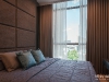 ห้องนอนเล็กตกแต่งด้วยผ้าม่านลอน สีเทา @ Supalai Oriental สุขุมวิท 39