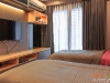 ห้องนอนตกแต่งด้วยผ้าม่าน โทนสีเทา 03 @ Sync Nature Siam