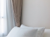ห้องนอนใหญ่ กับผ้าม่าน สีเบจ 05 @ The Tempo Grand สาทร-วุฒากาศ