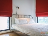 ห้องนอนใหญ่ตกแต่งด้วยผ้าม่าน สีแดง 02 @ Unio สุขุมวิท 72