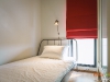 ห้องนอนเล็กตกแต่งด้วยผ้าม่าน สีแดง 01 @ Unio สุขุมวิท 72