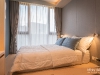 ห้องนอนตกแต่งด้วยผ้าม่านลอน สีเทา 04 @ Whizdom Inspire สุขุมวิท